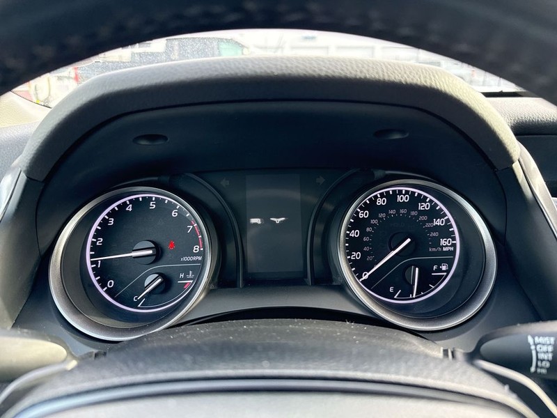 Toyota Camry Vehicle Full-screen Gallery Image 18