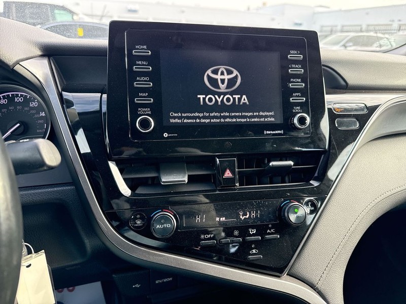 Toyota Camry Vehicle Full-screen Gallery Image 19