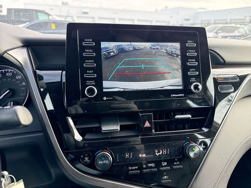 Toyota Camry Vehicle Full-screen Gallery Image 22