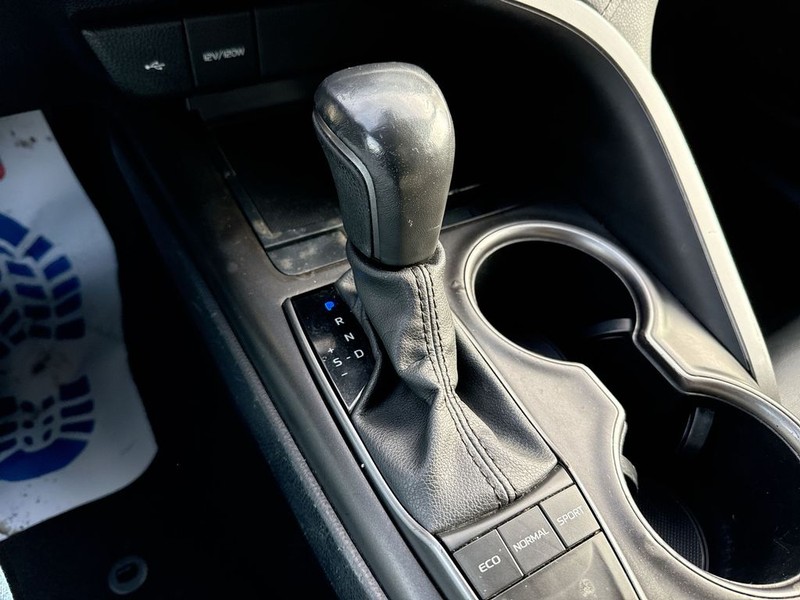 Toyota Camry Vehicle Full-screen Gallery Image 23