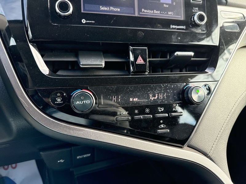 Toyota Camry Vehicle Full-screen Gallery Image 24