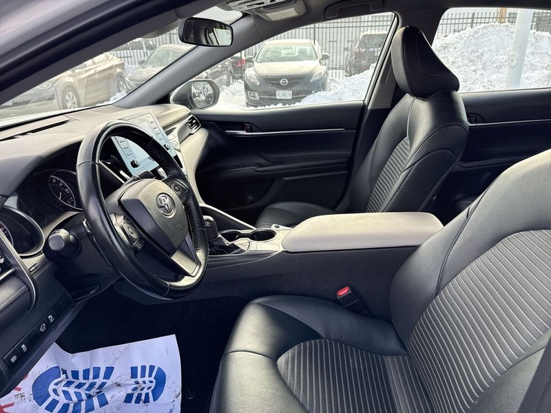 Toyota Camry Vehicle Full-screen Gallery Image 27