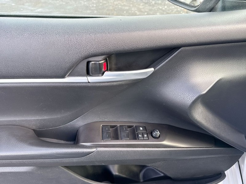 Toyota Camry Vehicle Full-screen Gallery Image 28