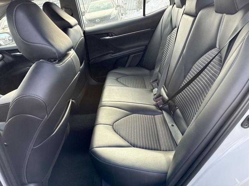 Toyota Camry Vehicle Full-screen Gallery Image 30