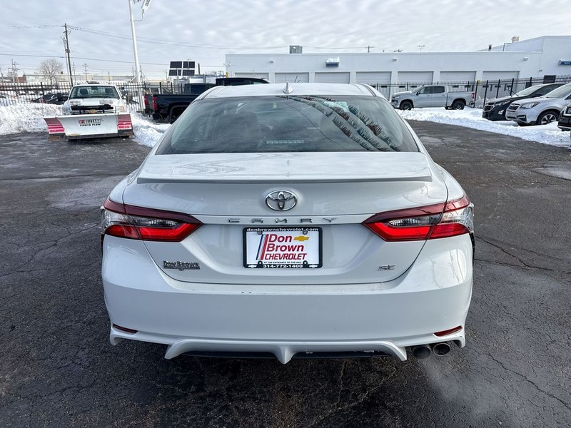 Toyota Camry Vehicle Full-screen Gallery Image 31