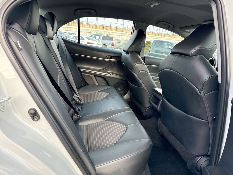 Toyota Camry Vehicle Full-screen Gallery Image 32