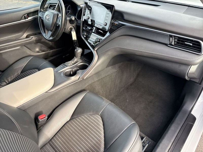 Toyota Camry Vehicle Full-screen Gallery Image 34