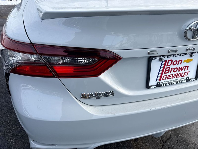 Toyota Camry Vehicle Full-screen Gallery Image 37