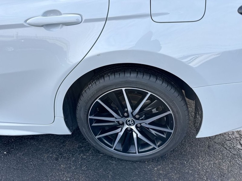 Toyota Camry Vehicle Full-screen Gallery Image 38