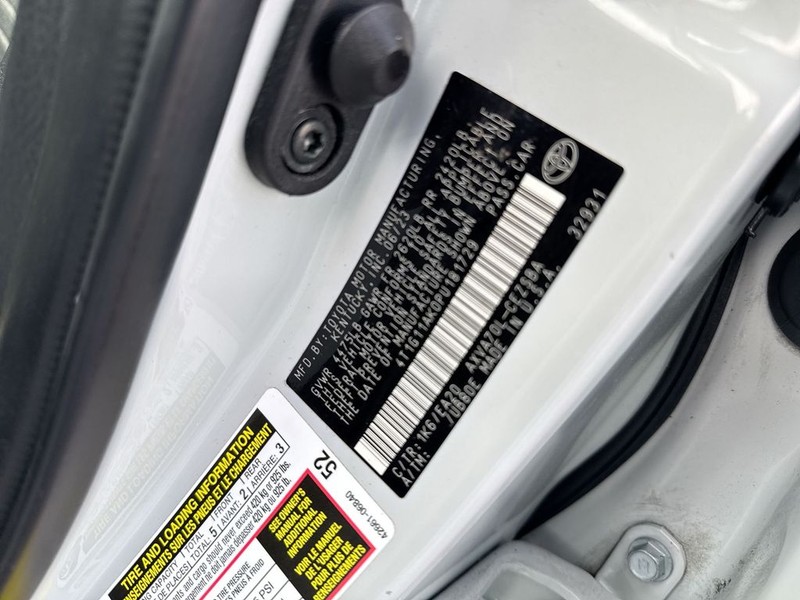 Toyota Camry Vehicle Full-screen Gallery Image 39