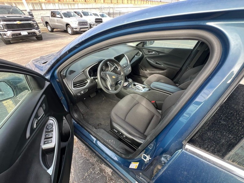 Chevrolet Malibu Vehicle Full-screen Gallery Image 7