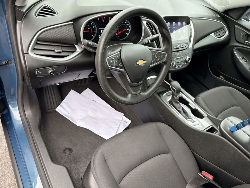 Chevrolet Malibu Vehicle Full-screen Gallery Image 12