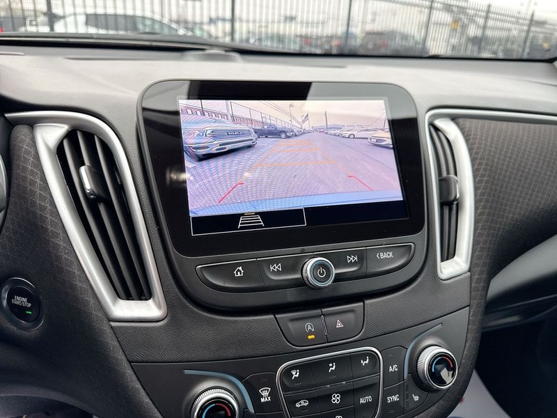 Chevrolet Malibu Vehicle Full-screen Gallery Image 17