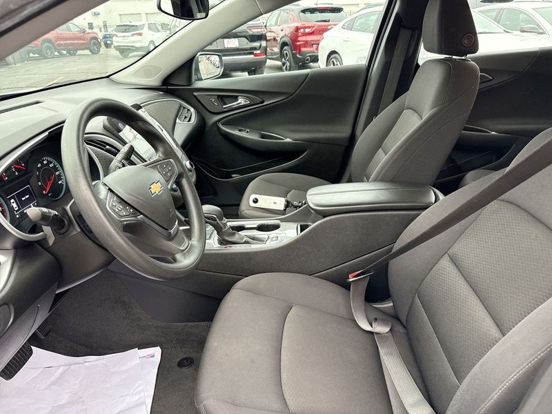 Chevrolet Malibu Vehicle Full-screen Gallery Image 23