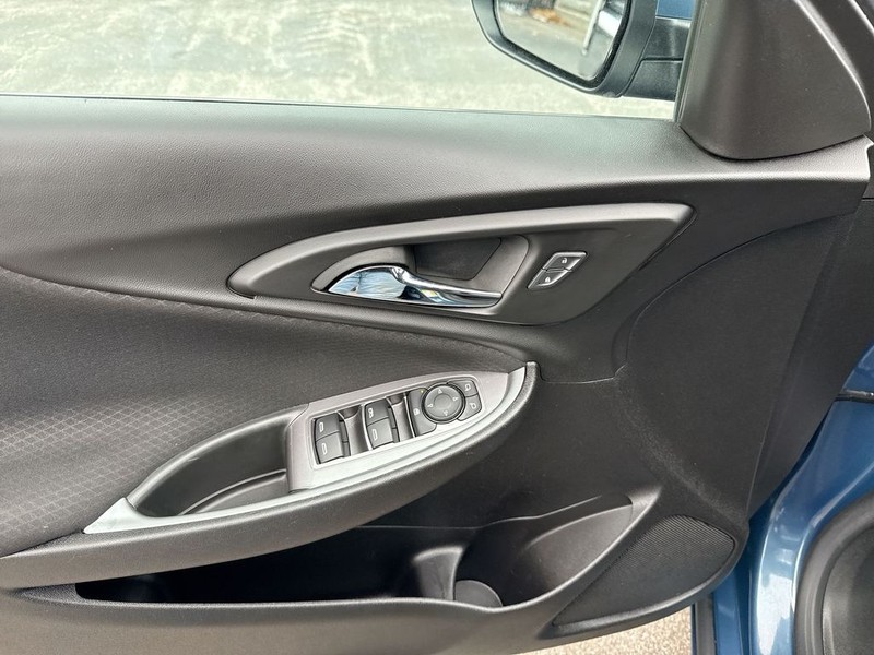 Chevrolet Malibu Vehicle Full-screen Gallery Image 24