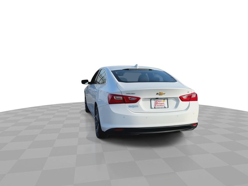 Chevrolet Malibu Vehicle Full-screen Gallery Image 11