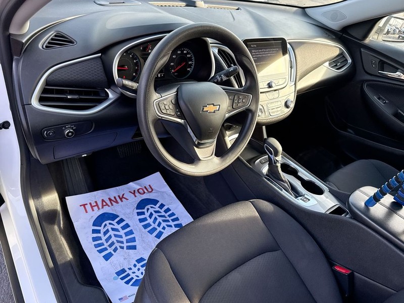 Chevrolet Malibu Vehicle Full-screen Gallery Image 17