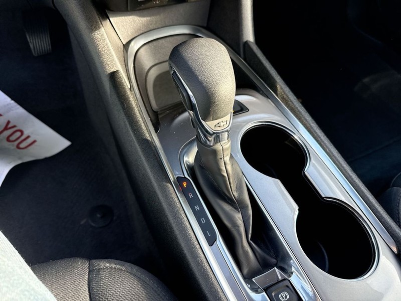 Chevrolet Malibu Vehicle Full-screen Gallery Image 23