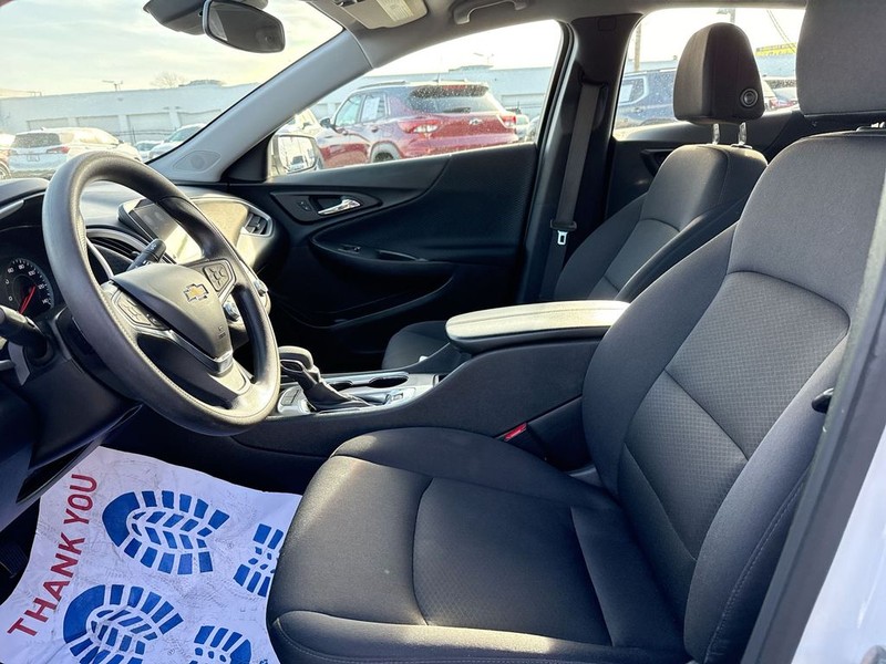 Chevrolet Malibu Vehicle Full-screen Gallery Image 28