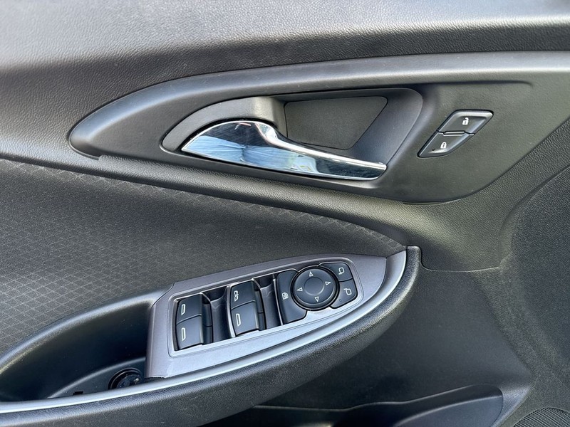 Chevrolet Malibu Vehicle Full-screen Gallery Image 30