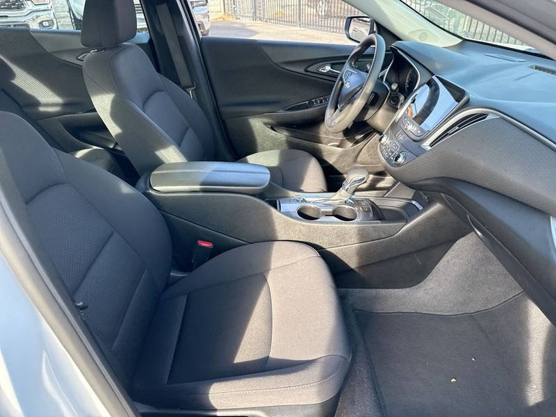 Chevrolet Malibu Vehicle Full-screen Gallery Image 34