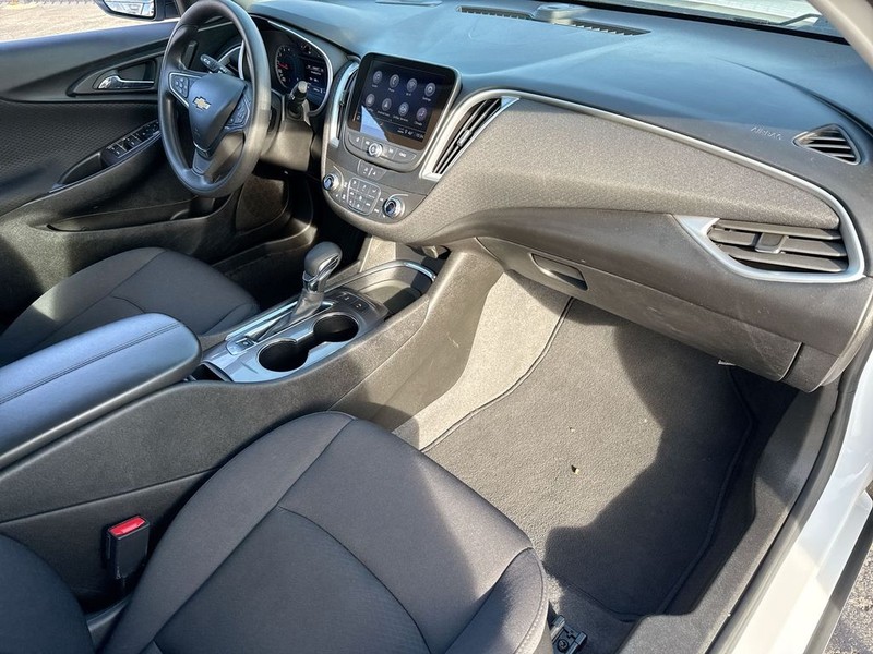 Chevrolet Malibu Vehicle Full-screen Gallery Image 35