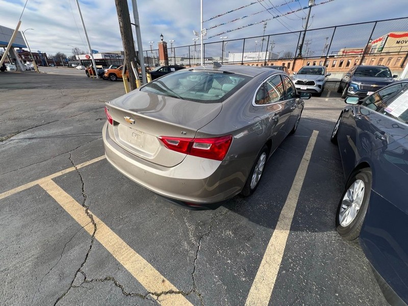 Chevrolet Malibu Vehicle Full-screen Gallery Image 4