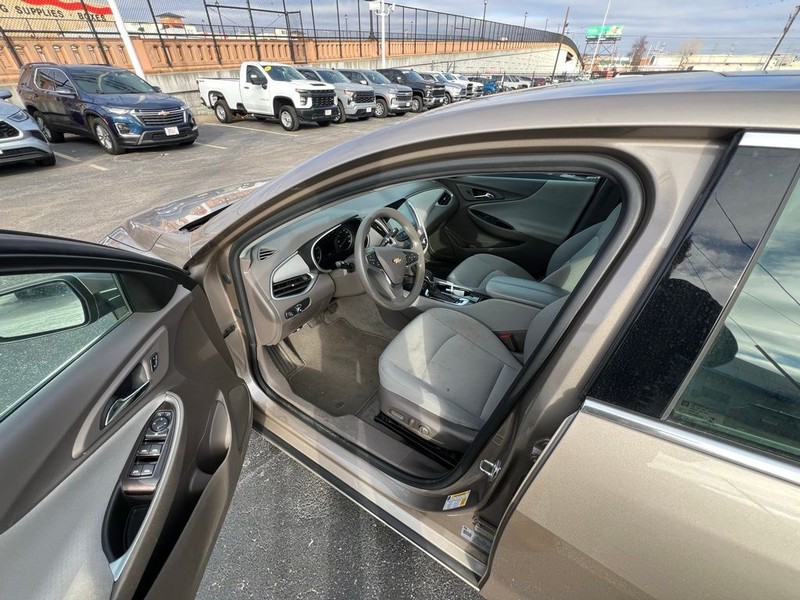 Chevrolet Malibu Vehicle Full-screen Gallery Image 7