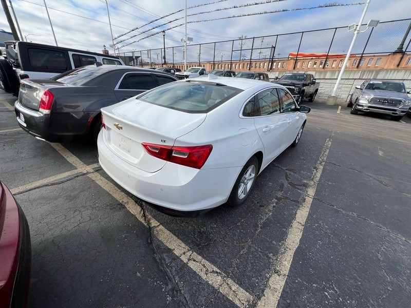 Chevrolet Malibu Vehicle Full-screen Gallery Image 6