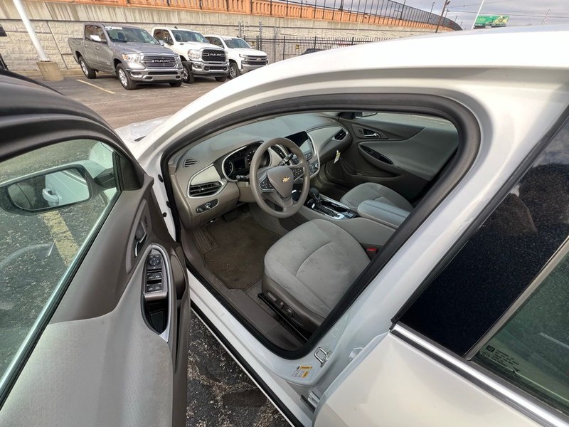 Chevrolet Malibu Vehicle Full-screen Gallery Image 7