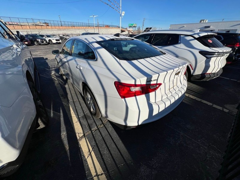 Chevrolet Malibu Vehicle Full-screen Gallery Image 4