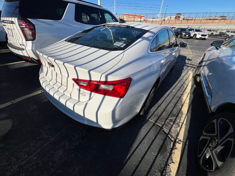 Chevrolet Malibu Vehicle Full-screen Gallery Image 6