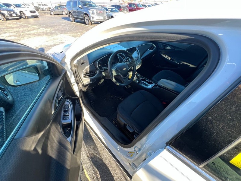 Chevrolet Malibu Vehicle Full-screen Gallery Image 7