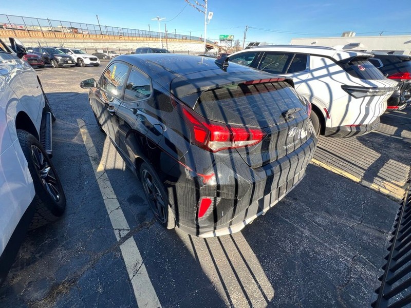 Hyundai Veloster Vehicle Full-screen Gallery Image 4