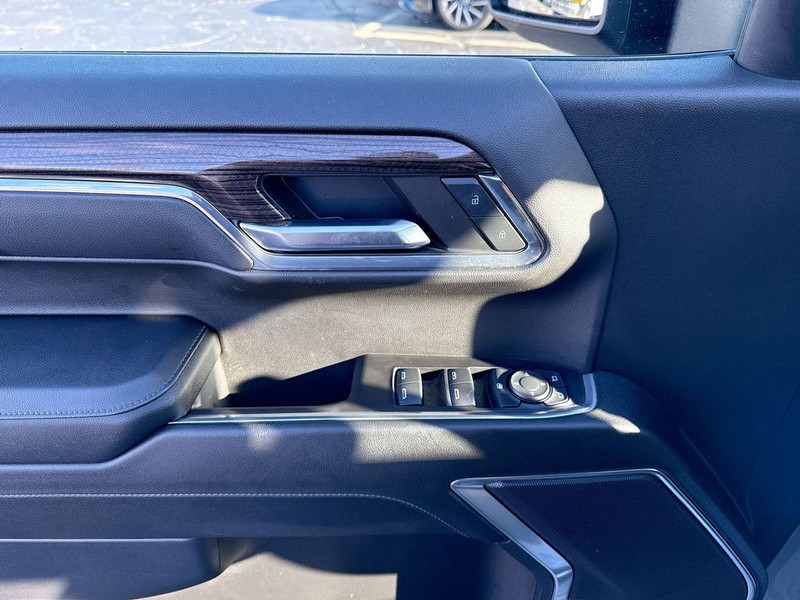 Chevrolet Silverado 1500 Vehicle Full-screen Gallery Image 24