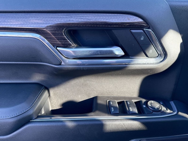 Chevrolet Silverado 1500 Vehicle Full-screen Gallery Image 25