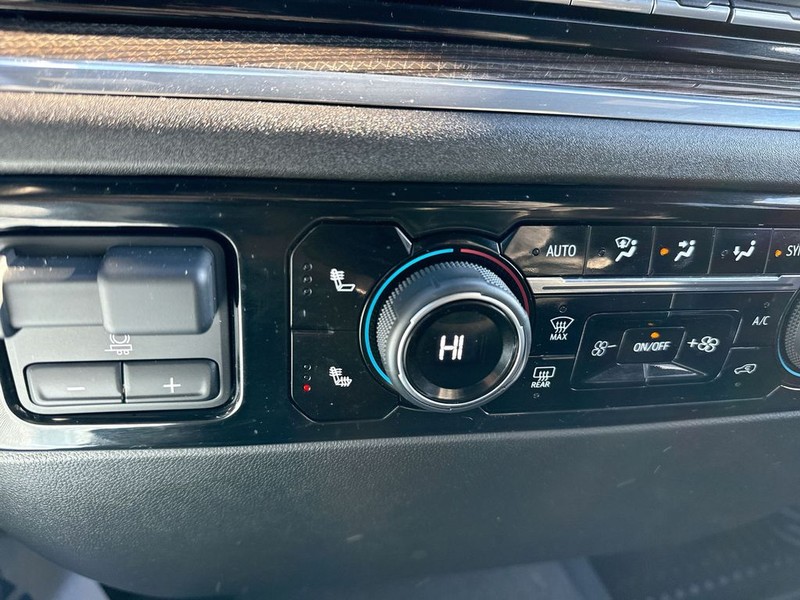 Chevrolet Silverado 1500 Vehicle Full-screen Gallery Image 36