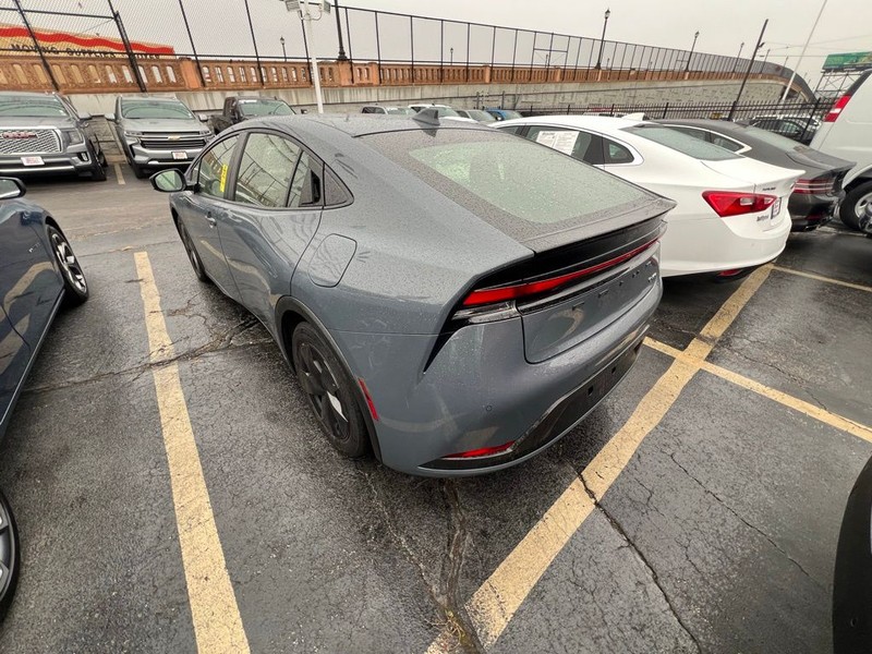 Toyota Prius Vehicle Full-screen Gallery Image 4