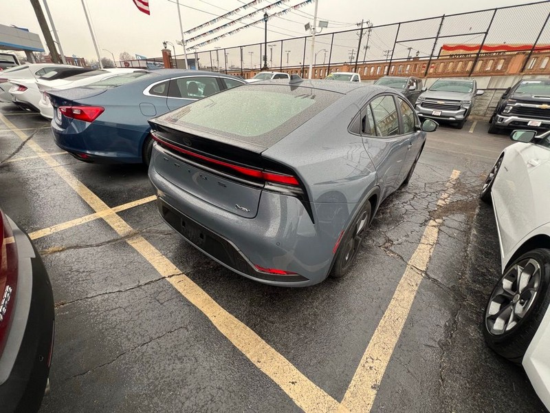 Toyota Prius Vehicle Full-screen Gallery Image 6