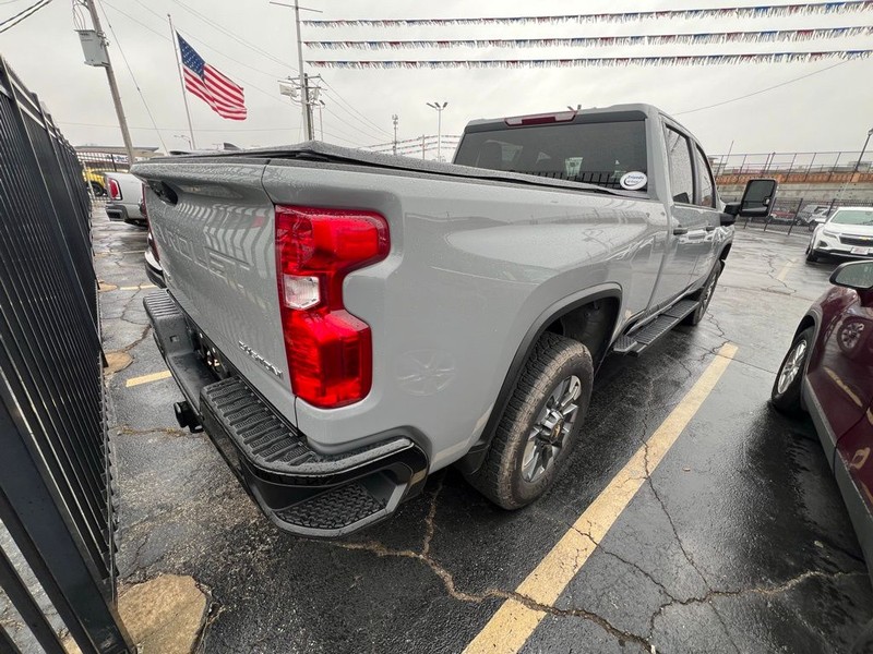 Chevrolet Silverado 2500HD Vehicle Full-screen Gallery Image 6