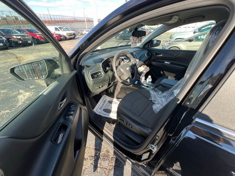 Chevrolet Equinox Vehicle Full-screen Gallery Image 7