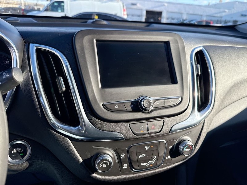 Chevrolet Equinox Vehicle Full-screen Gallery Image 17