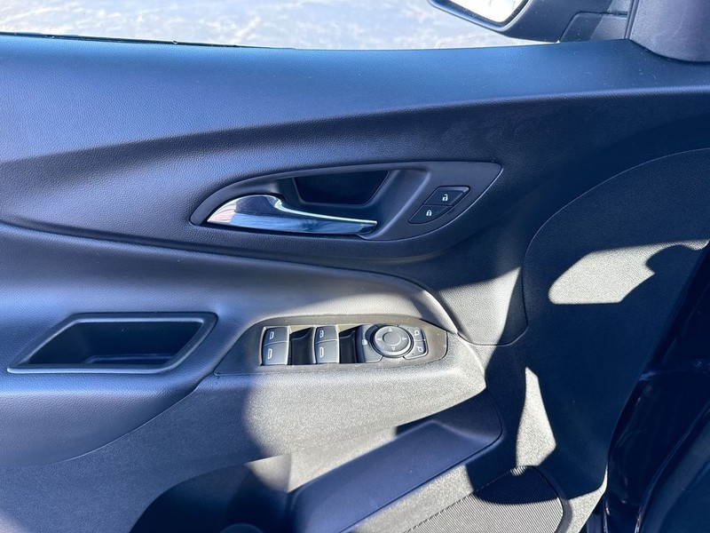 Chevrolet Equinox Vehicle Full-screen Gallery Image 24