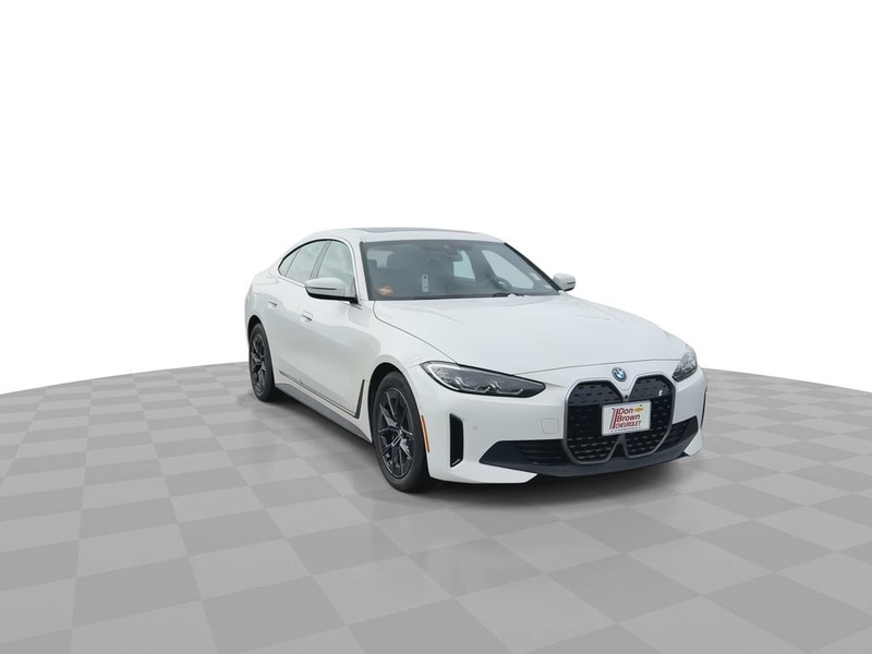 BMW i4 Vehicle Full-screen Gallery Image 4