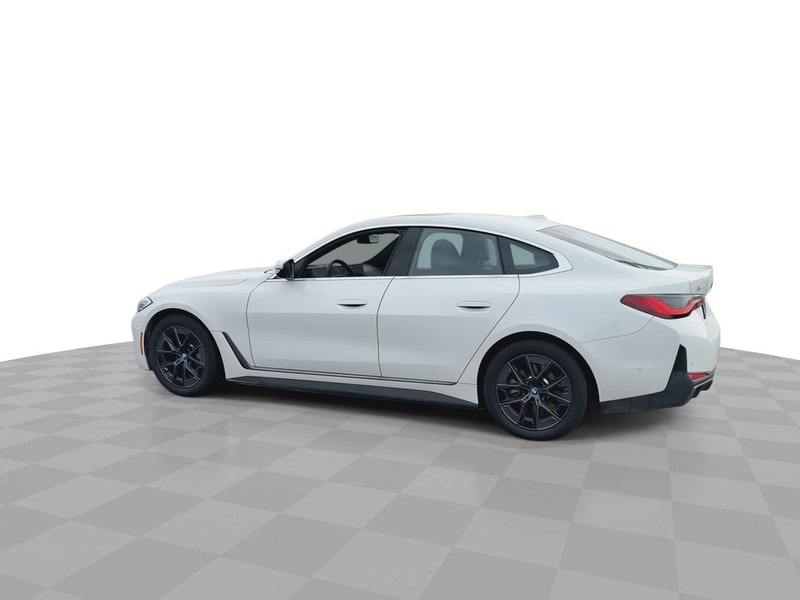 BMW i4 Vehicle Full-screen Gallery Image 10