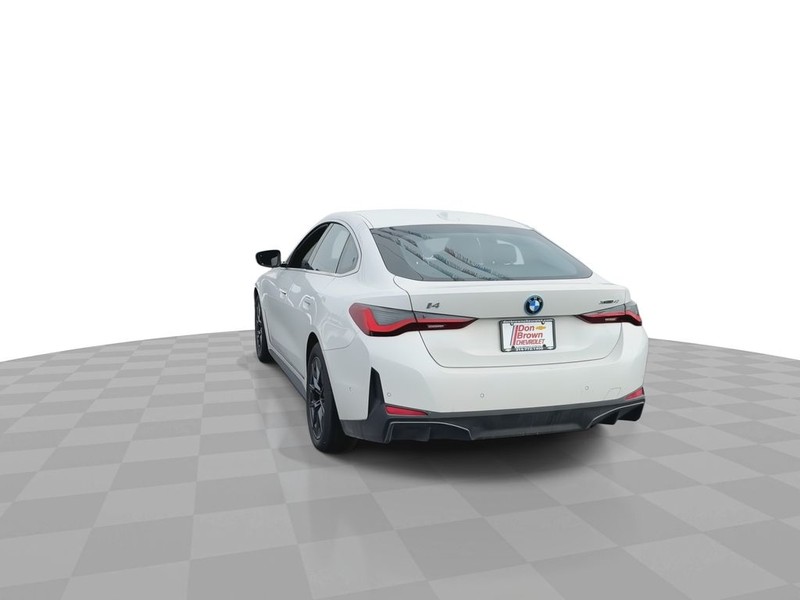 BMW i4 Vehicle Full-screen Gallery Image 11