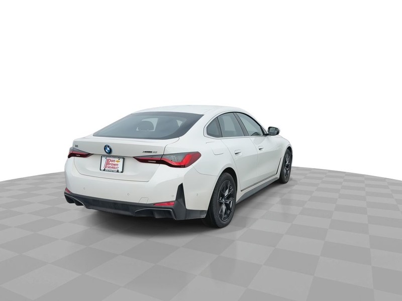 BMW i4 Vehicle Full-screen Gallery Image 13