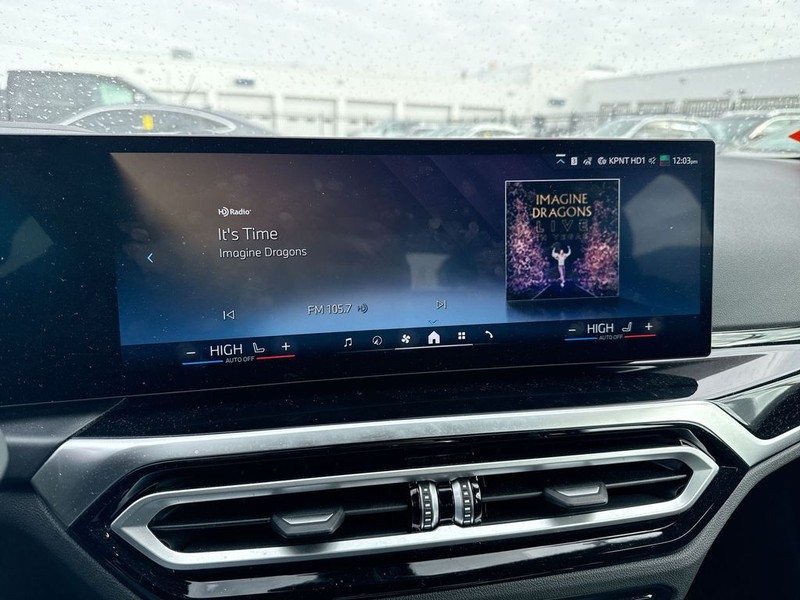 BMW i4 Vehicle Full-screen Gallery Image 20