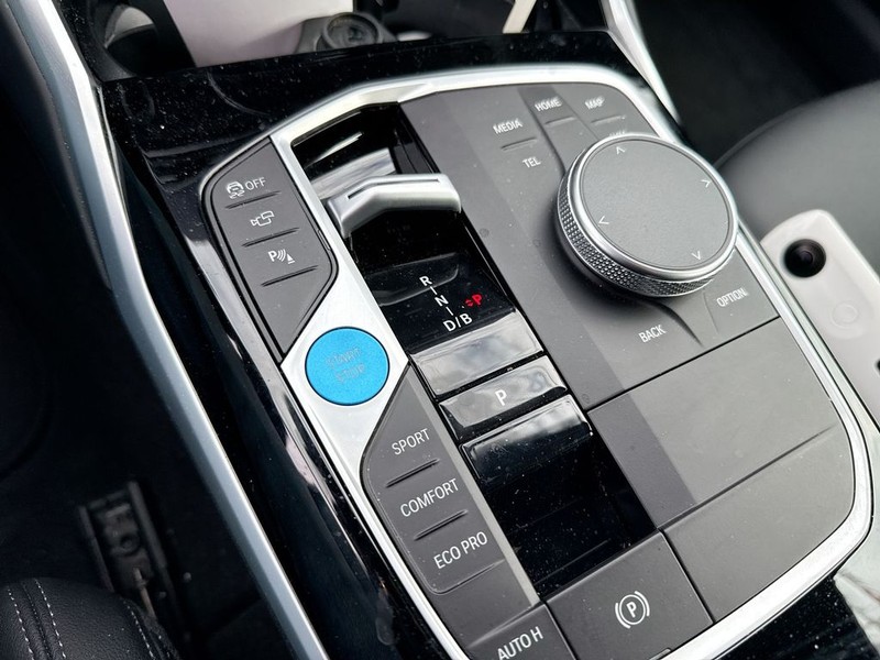 BMW i4 Vehicle Full-screen Gallery Image 22