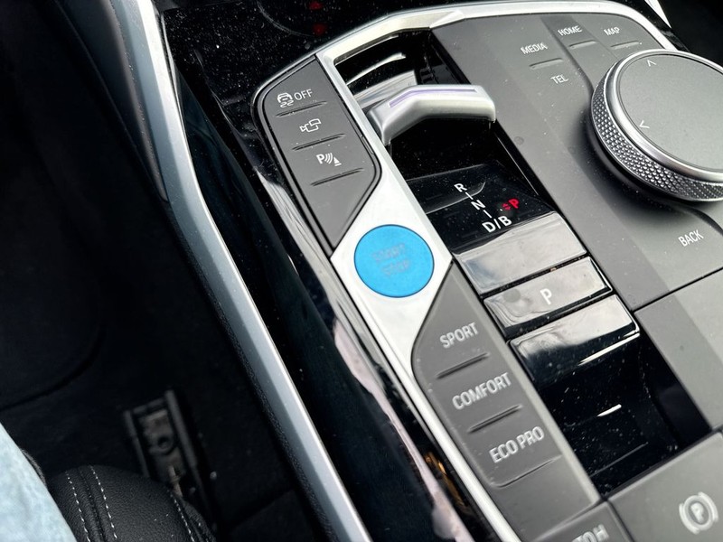 BMW i4 Vehicle Full-screen Gallery Image 23